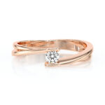 Bague sertie d'un diamant en solitaire avec un corps de bague en or jaune 18 carats ajouré