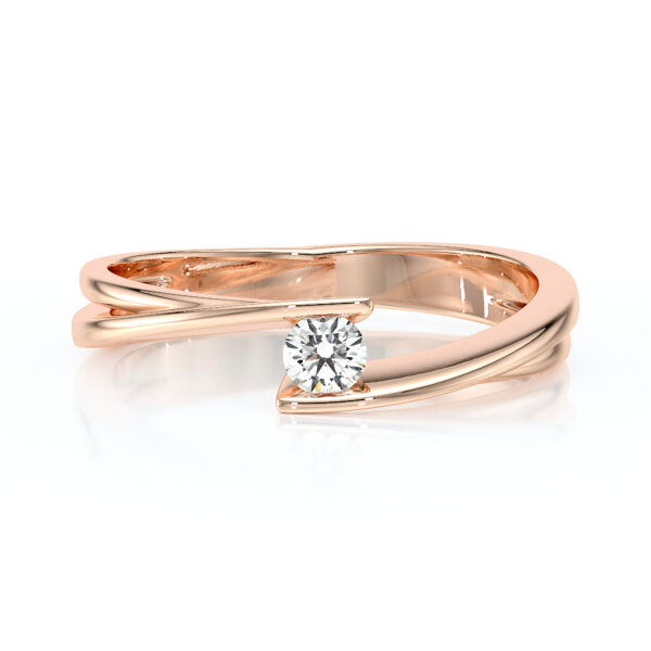 Bague sertie d'un diamant en solitaire avec un corps de bague en or jaune 18 carats ajouré