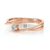 Bague sertie d'un diamant en solitaire avec un corps de bague en or jaune 18 carats ajouré