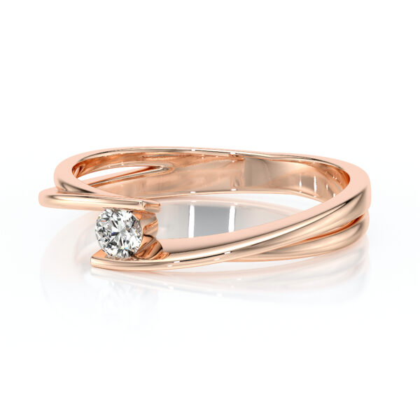 Bague sertie d'un diamant en solitaire avec un corps de bague en or jaune 18 carats ajouré