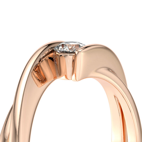 Bague sertie d'un diamant en solitaire avec un corps de bague en or jaune 18 carats ajouré