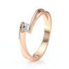 Bague sertie d'un diamant en solitaire avec un corps de bague en or jaune 18 carats ajouré