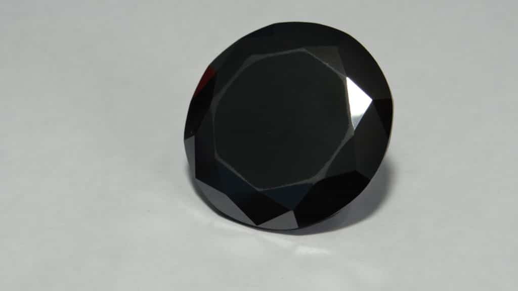 Diamant noir taillé