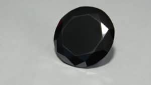 Diamant noir taillé