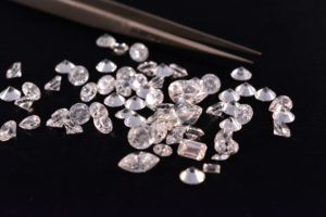 Le sertissage de diamants et pierres précieuses