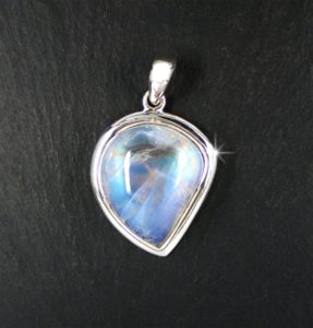 Pierre de lune en pendentif