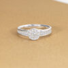 Bague en argent avec un design élégant, ornée d'un diamant central entouré de plusieurs petits diamants. Cette bague est parfaite pour les fiançailles ou comme bijou de luxe, ajoutant une touche d'éclat à toute tenue. Idéale pour ceux qui recherchent un modèle raffiné et intemporel.