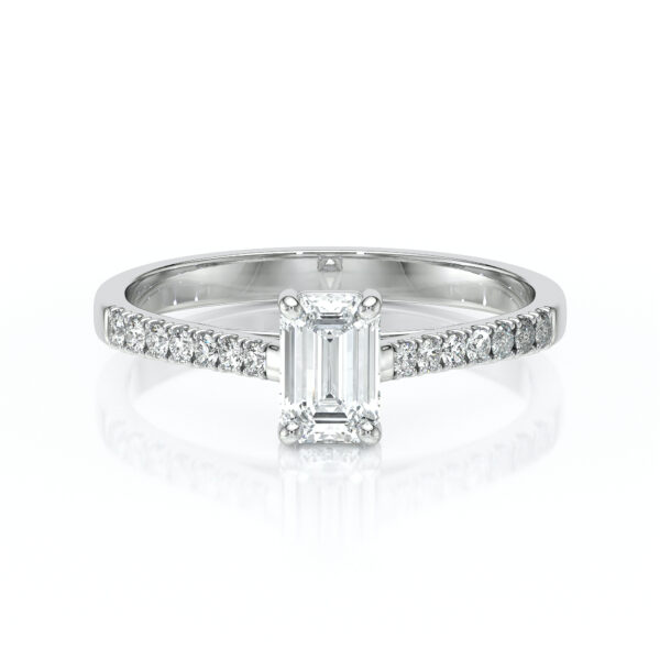 Solitaire bague de fiançailles sertie d'un diamant rectangle et de diamants de pavage sur le corps de bague en or 18 carats