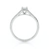 Solitaire bague de fiançailles sertie d'un diamant rectangle et de diamants de pavage sur le corps de bague en or 18 carats