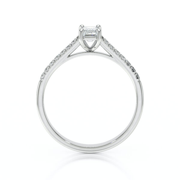Solitaire bague de fiançailles sertie d'un diamant rectangle et de diamants de pavage sur le corps de bague en or 18 carats