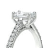 Solitaire bague de fiançailles sertie d'un diamant rectangle et de diamants de pavage sur le corps de bague en or 18 carats