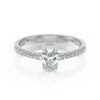 Solitaire bague de fiançailles sertie d'un diamant ovale et de diamants de pavage sur le corps de bague en or 18 carats