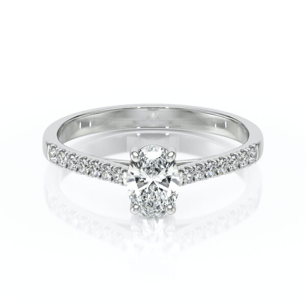Solitaire bague de fiançailles sertie d'un diamant ovale et de diamants de pavage sur le corps de bague en or 18 carats