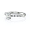 Solitaire bague de fiançailles sertie d'un diamant ovale et de diamants de pavage sur le corps de bague en or 18 carats