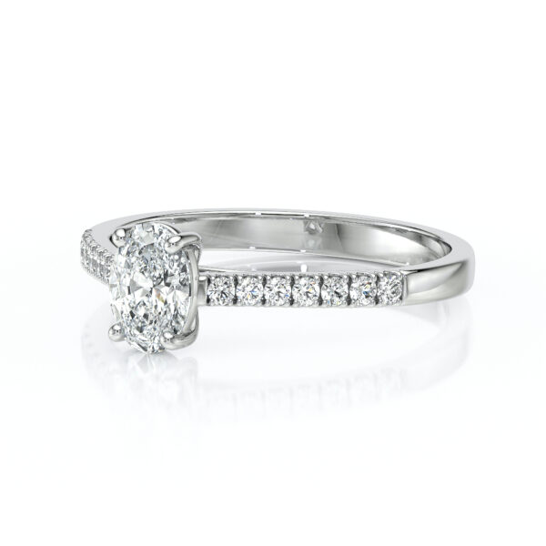 Solitaire bague de fiançailles sertie d'un diamant ovale et de diamants de pavage sur le corps de bague en or 18 carats