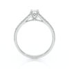Solitaire bague de fiançailles sertie d'un diamant ovale et de diamants de pavage sur le corps de bague en or 18 carats