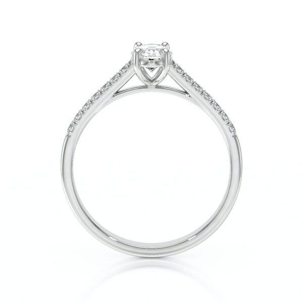 Solitaire bague de fiançailles sertie d'un diamant ovale et de diamants de pavage sur le corps de bague en or 18 carats