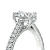 Solitaire bague de fiançailles sertie d'un diamant ovale et de diamants de pavage sur le corps de bague en or 18 carats