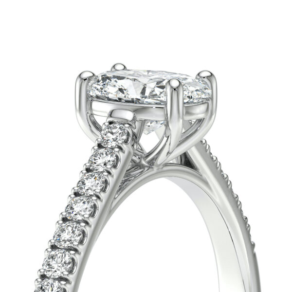 Solitaire bague de fiançailles sertie d'un diamant ovale et de diamants de pavage sur le corps de bague en or 18 carats
