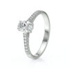 Solitaire bague de fiançailles sertie d'un diamant ovale et de diamants de pavage sur le corps de bague en or 18 carats