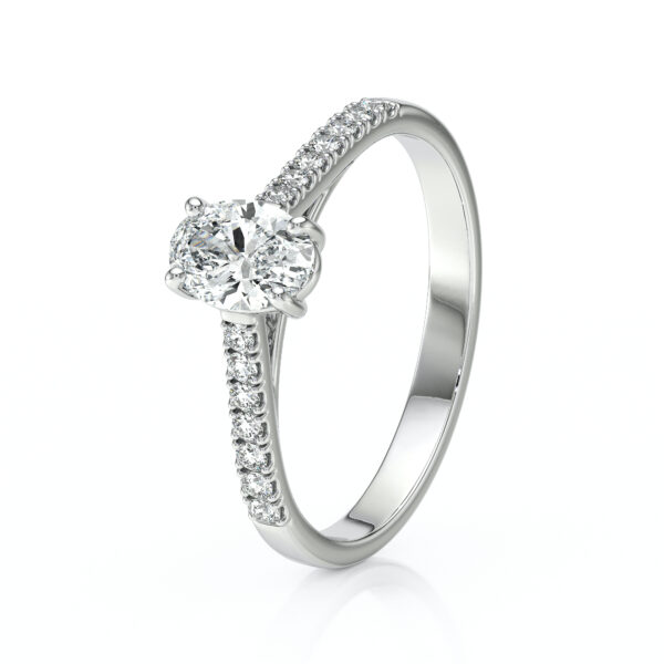 Solitaire bague de fiançailles sertie d'un diamant ovale et de diamants de pavage sur le corps de bague en or 18 carats