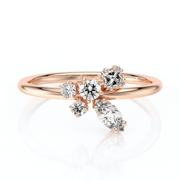 Bague avec une composition de diamants de différentes formes, pour un aspect floral en or 18 carats