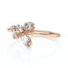 Bague avec une composition de diamants de différentes formes, pour un aspect floral en or 18 carats