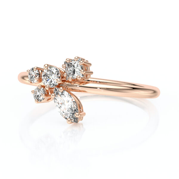 Bague avec une composition de diamants de différentes formes, pour un aspect floral en or 18 carats