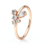 Bague avec une composition de diamants de différentes formes, pour un aspect floral en or 18 carats