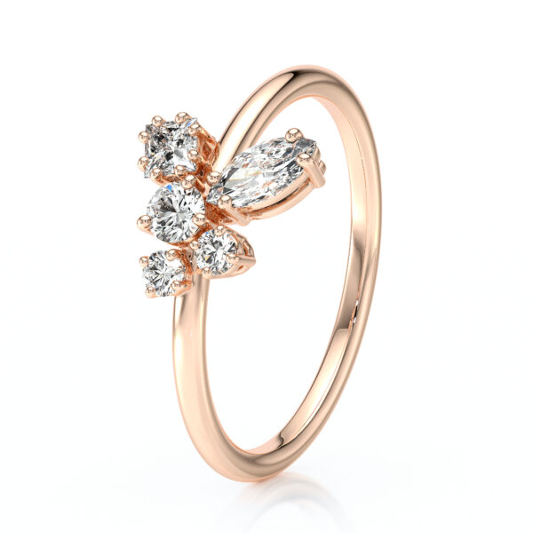 Bague avec une composition de diamants de différentes formes, pour un aspect floral en or 18 carats
