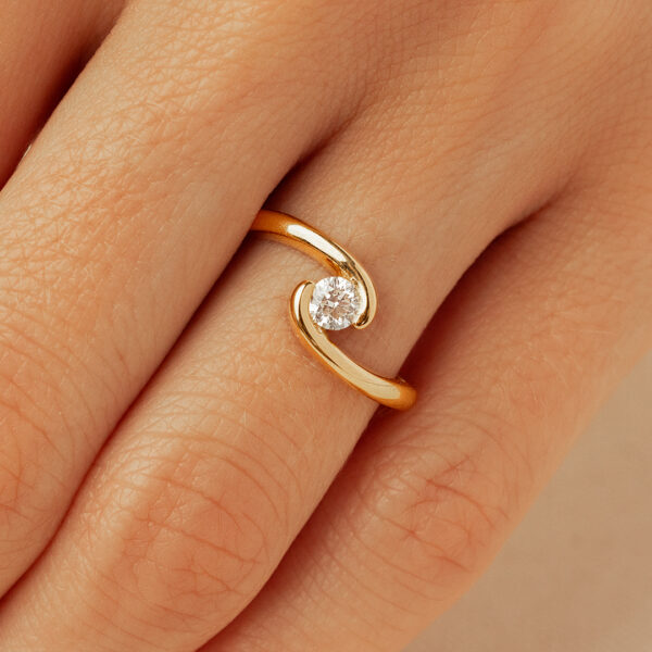 Bague en or jaune élégante avec une finition brillante, dotée d'un magnifique diamant central, parfaite pour les occasions spéciales, la mode et les fiançailles.
