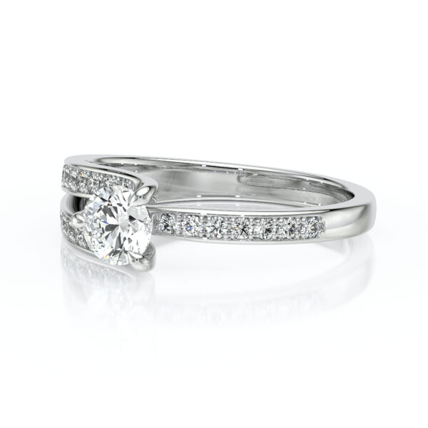 Solitaire en forme de lasso serti de diamants ajouré en or 18 carats