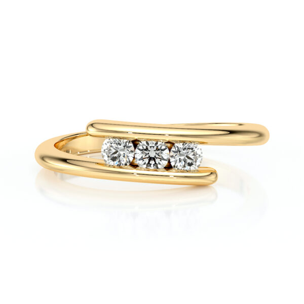 Bague avec trois diamants ronds sertis en demi clos monté sur or jaune 18 carats