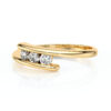 Bague avec trois diamants ronds sertis en demi clos monté sur or jaune 18 carats