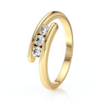 Bague avec trois diamants ronds sertis en demi clos monté sur or jaune 18 carats