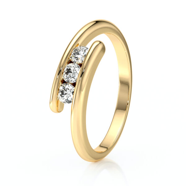 Bague avec trois diamants ronds sertis en demi clos monté sur or jaune 18 carats