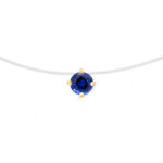 Collier élégant avec une pierre précieuse en saphir bleu, montée sur un fil argenté, mettant en valeur le sertissage en or qui entoure la gemme, parfait pour un look sophistiqué et raffiné, idéale pour des occasions spéciales ou comme bijou quotidien.