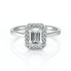 Bague de fiançailles en or jaune 18 carats forme émeraude avec un diamant ovale entouré de diamants ronds