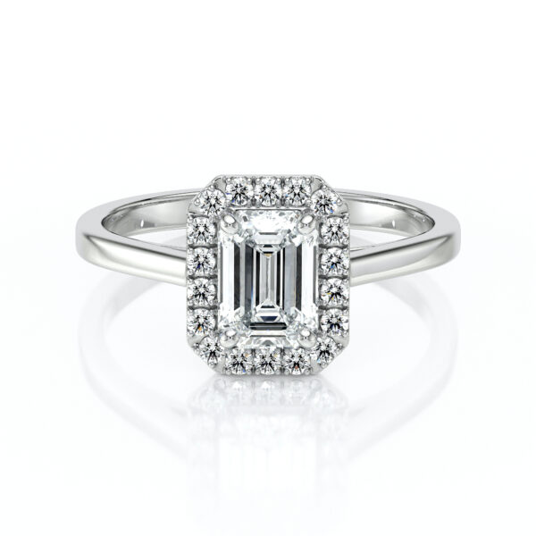 Bague de fiançailles en or jaune 18 carats forme émeraude avec un diamant ovale entouré de diamants ronds