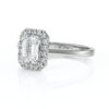 Bague de fiançailles en or jaune 18 carats forme émeraude avec un diamant ovale entouré de diamants ronds