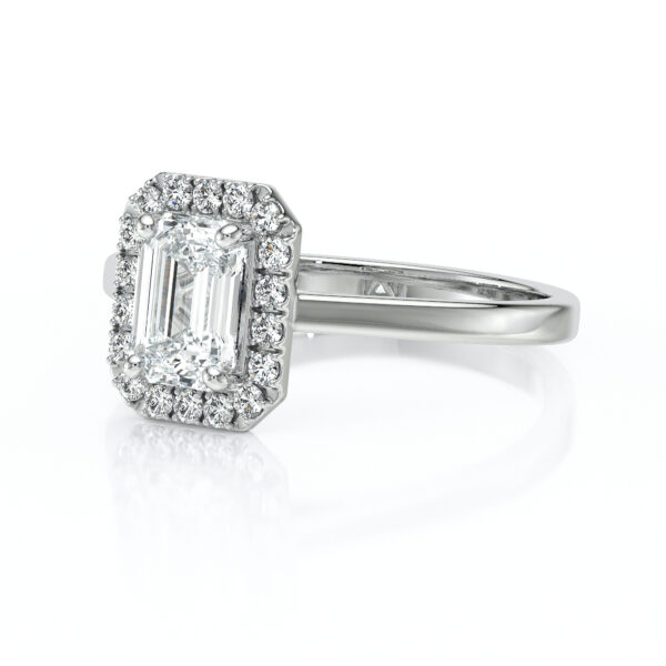 Bague de fiançailles en or jaune 18 carats forme émeraude avec un diamant ovale entouré de diamants ronds