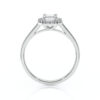Bague de fiançailles en or jaune 18 carats forme émeraude avec un diamant ovale entouré de diamants ronds