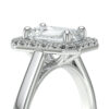 Bague de fiançailles en or jaune 18 carats forme émeraude avec un diamant ovale entouré de diamants ronds