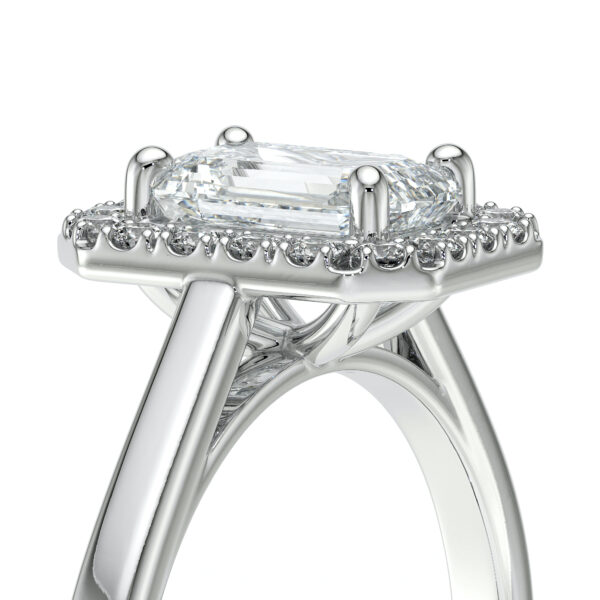 Bague de fiançailles en or jaune 18 carats forme émeraude avec un diamant ovale entouré de diamants ronds