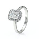 Bague de fiançailles en or jaune 18 carats forme émeraude avec un diamant ovale entouré de diamants ronds