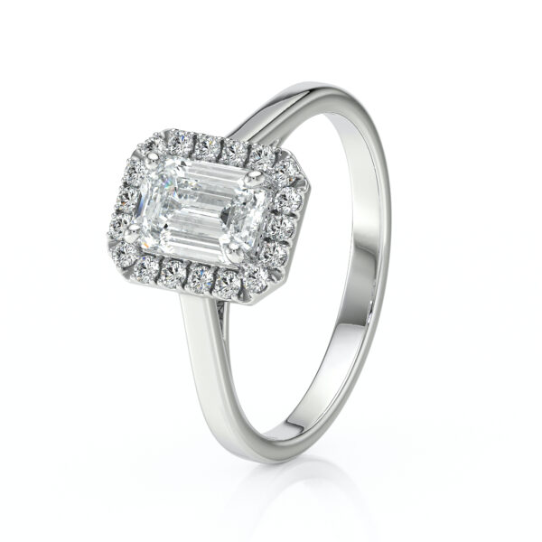 Bague de fiançailles en or jaune 18 carats forme émeraude avec un diamant ovale entouré de diamants ronds