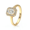Bague de fiançailles en or jaune 18 carats forme émeraude avec un diamant ovale entouré de diamants ronds