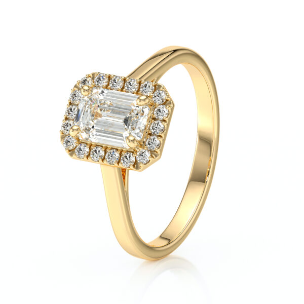 Bague de fiançailles en or jaune 18 carats forme émeraude avec un diamant ovale entouré de diamants ronds