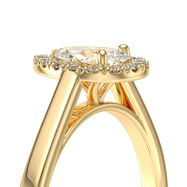 Bague de fiançailles en or jaune 18 carats forme ovale avec un diamant ovale entouré de diamants ronds