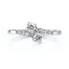 Bague toi et moi accompagnée de diamants ronds de pavage montés sur or blanc 18 carats